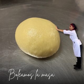 Cuando eres mini, pero tus sueños son enormes ✨🤓
Paso 1 - boleamos la masa 

Paso 2 - barnízanos con leche y mantequilla🧈 

Paso 3 - empástanos u marcamos la forma de concha ✨👀

¡Y va pal’ horno! ✅