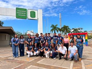 Como parte de la jornada Colombia Sostenible BIP 2030 – Summer School, nuestra delegación visitó la Universidad Industrial de Santander (UIS), donde recorrió espacios académicos como la biblioteca, laboratorios de investigación y el laboratorio de idiomas.

Jornada donde el Dr. Emerson Montaña, Director Nacional de CIDIV y Asuntos Internacionales, presentó a Universidad Vizcaya de las Américas ante delegaciones académicas de Francia🇫🇷, Rumanía 🇷🇴 y Colombia🇨🇴, fortaleciendo vínculos de cooperación internacional y nuevas oportunidades de movilidad e investigación.

#VizcayaPorElMundo #Internacionalización #BIPColombia2030 #ColombiaSostenible