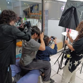 ✨ La magia sucede detrás de una cámara 📸

Los alumnos de 5° de la Licenciatura en Diseño Gráfico realizaron sus prácticas de Fotografía Publicitaria, demostrando su talento, creatividad y ojo profesional en cada captura.
#rapacesenacción #diseñografico