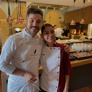 En Universidad Vizcaya de las Américas celebramos los logros que cruzan fronteras. 🌍

Felicitamos a nuestra Rapaz Angie Melissa Zavala, estudiante de Campus Tepic 🦅quien realiza sus prácticas profesionales en Valdelvira, restaurante de alta cocina en Baeza reconocido con 1 estrella Michelin y 2 Soles Repsol. 🧑🏻‍🍳

Su talento y dedicación son ejemplo del profesionalismo que formamos en Vizcaya.
🦅 ¡Orgullo que trasciende fronteras!

#OrgulloVizcaya #RapacesEnAcción
