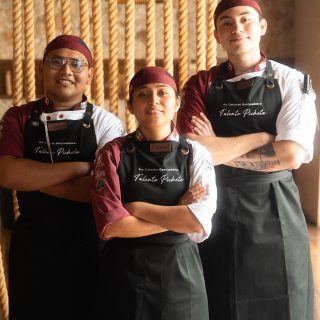 #RapacesEnAcción 🧑‍🍳👨‍🍳
Nuestros estudiantes de Gastronomía, campus Mérida 🦅 participaron en el Cuarto Concurso Talento Picheta, donde demostraron su talento, creatividad y pasión por la gastronomía 🔥

Trabajo en equipo, habilidad técnica y disciplina son un reflejo de nuestra comunidad Vizcaya. 

#gastronomíaUVA #OrgulloVizcaya