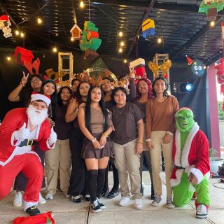 🎄✨ Así se vivió el Festival Navideño 2025 en Campus Salina Cruz.
Alumnos de distintas licenciaturas presentaron divertidos números navideños como parte de su evaluación final de Inglés 🇺🇸, mostrando talento, ritmo y mucho espíritu festivo.
Actividad organizada por la Coordinación de Idiomas.

👏🏼 ¡Gran trabajo, rapaces!