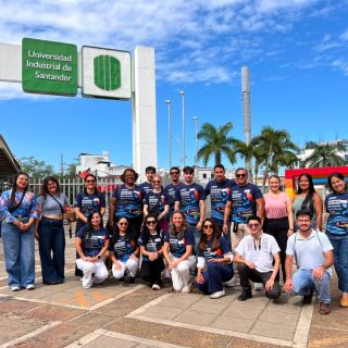 Como parte de la jornada Colombia Sostenible BIP 2030 – Summer School, nuestra delegación visitó la Universidad Industrial de Santander (UIS), donde recorrió espacios académicos como la biblioteca, laboratorios de investigación y el laboratorio de idiomas.

Jornada donde el Dr. Emerson Montaña, Director Nacional de CIDIV y Asuntos Internacionales, presentó a Universidad Vizcaya de las Américas ante delegaciones académicas de Francia🇫🇷, Rumanía 🇷🇴 y Colombia🇨🇴, fortaleciendo vínculos de cooperación internacional y nuevas oportunidades de movilidad e investigación.

#VizcayaPorElMundo #Internacionalización #BIPColombia2030 #ColombiaSostenible
