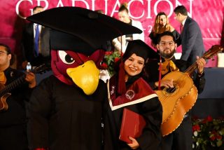 Con orgullo felicitamos a nuestros egresados de la Generación 2025, de campus Cd. Obregón 🦅 
Celebramos el esfuerzo, la constancia y los sueños cumplidos.✨
Gracias por confiar en la gran #FamiliaVizcaya para su formación profesional. 
¡Enhorabuena Rapaces! Es momento de emprender vuelo 🥹🎓#migraduacionUVA #graduación #OrgulloVizcaya