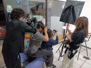 ✨ La magia sucede detrás de una cámara 📸

Los alumnos de 5° de la Licenciatura en Diseño Gráfico realizaron sus prácticas de Fotografía Publicitaria, demostrando su talento, creatividad y ojo profesional en cada captura.
#rapacesenacción #diseñografico
