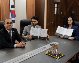 Más que una firma, un paso hacia nuevas oportunidades para nuestros estudiantes. 🤝🌎

Universidad Vizcaya de las Américas, de la mano de @globalelectronicsamexico, continúa fortaleciendo la conexión entre la formación universitaria y la industria electrónica.

A través de esta Carta de Intención, buscamos acercar a nuestra comunidad universitaria a estándares internacionales, capacitación, tendencias y oportunidades de desarrollo profesional dentro de una industria cada vez más especializada y competitiva.

Durante este encuentro participaron Lic. Ismael Lechuga, Vicerrector Académico y Cofundador de Universidad Vizcaya; Lorena Villanueva, Directora General de Global Electronics Association México; y Mtro. Francisco Javier Parra Bonilla.

Seguimos formando talento preparado para conectar con el mundo profesional. 💜

#UniversidadVizcaya #OrgulloVizcaya #GlobalElectronicsAssociation #IndustriaElectrónica #Vinculación