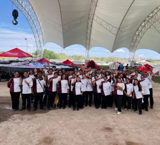 🏆 ¡Récord Guinness en Torreón, Coahuila!

La discada más grande del mundo reunió a más de 5 toneladas de sabor 🥘 y nuestros alumnos de la Lic. en Gastronomía fueron parte del equipo que hizo historia. 🙌

Agradecemos a CANIRAC Laguna por la invitación y a nuestros docentes por acompañar y apoyar a sus estudiantes en esta gran experiencia.

¡Enhorabuena, rapaces! Son un verdadero #OrgulloVizcaya 🦅