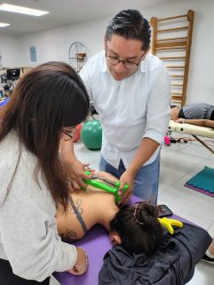 🦅 Certificación Internacional HANDS PRO – Módulos A, B y C ✨

Nuestros rapaces de Fisioterapia, campus Playa del Carmen 🦅 vivieron una experiencia única junto al Lic. Héctor Miguel García Flores, Instructor Certificado HANDS PRO 🇲🇽.

💪 Nuevas técnicas, aprendizaje práctico y pasión por la excelencia profesional.
Porque en Vizcaya, la formación va más allá del aula. 

#FisioterapiaUVA #HANDSPro