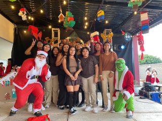 🎄✨ Así se vivió el Festival Navideño 2025 en Campus Salina Cruz.
Alumnos de distintas licenciaturas presentaron divertidos números navideños como parte de su evaluación final de Inglés 🇺🇸, mostrando talento, ritmo y mucho espíritu festivo.
Actividad organizada por la Coordinación de Idiomas.

👏🏼 ¡Gran trabajo, rapaces!