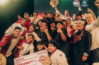 #OrgulloVizcaya 🦅🔥👨‍🍳

Nuestros estudiantes de Gastronomía se lucieron en uno de los festivales más importantes de la región, compitiendo entre los mejores talentos culinarios.

Y se llevaron:
🥇 1er lugar – Maestro Parrillero
🥈 2do lugar – Mixólogo de Fuego

Felicidades a nuestros alumnos y a nuestro Coordinador de Carrera por su pasión, entrega y por representar a Vizcaya con excelencia. 👨‍🍳🔥👩‍🍳
Seguimos formando profesionales que conquistan las mejores cocinas.

#OrgulloVizcaya #GastronomíaVizcaya #VallartaGrillFestival2025 #SomosVizcaya