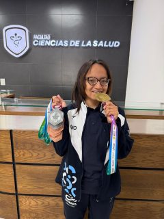 🥇 ¡Tenemos una alumna de oro!

En Universidad Vizcaya de las Américas celebramos con orgullo a Camila Ortiz Lugo, estudiante de Fisioterapia en nuestro campus Querétaro, quien participó en la 21.ª Paralimpiada Nacional CONADE 2026.

🏊‍♀️ Camila compitió en la categoría S14 de Natación y conquistó  8 medallas, entre ellas una medalla de oro. ✨
Su disciplina, constancia y determinación son ejemplo de todo lo que se puede alcanzar con esfuerzo y pasión.

¡Felicidades, Camila! Todo Vizcaya celebra contigo. 💛

#OrgulloVizcaya #UniversidadVizcaya #Fisioterapia #ParalimpiadaNacionalCONADE