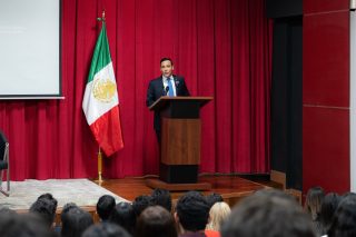 Universidad Vizcaya de las Américas, Campus CDMX, tuvo el honor de recibir al Dr. Giovanni A. Figueroa Mejía, Ministro de la Suprema Corte de Justicia de la Nación, quien impartió la Conferencia Magistral “La realidad del sistema penal oral, a diez años de su implementación a nivel nacional”.

En presencia de nuestro Rector, Lic. Jorge Richardi Rochín, y nuestro Vicerrector, Lic. Ismael Lechuga Rodríguez, se inauguró también la Sala de Audiencias Orales que lleva su nombre, en reconocimiento a su destacada trayectoria.

Un distinguido nayarita, gran profesional y, sobre todo, un gran ser humano y amigo de nuestra institución.

Por la Cultura Hacia la Grandeza del Hombre.

#UniversidadVizcayaDeLasAméricas #GenteVizcaya