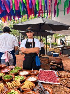 Más momentos de nuestros Rapaces en Morelia en Boca. 👨‍🍳✨

Nuestros estudiantes de Gastronomía de campus Morelia llevaron su formación a escenarios reales, compartiendo cocina, conocimientos y experiencias con profesionales de la industria gastronómica.

Porque aprender también es hacer, conectar y vivir de cerca la profesión que elegiste. 🙌🦅

Así se vive Gastronomía en Vizcaya.

#UniversidadVizcaya #RapacesEnAcción #Gastronomía #MoreliaEnBoca #OrgulloVizcaya