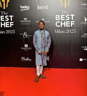 🇲🇽✨ Orgullo Vizcaya y orgullo yucateco ✨🇲🇽

Desde Milán, Italia, el talento culinario de Yucatán brilló en el escenario internacional con el reconocimiento al Chef Wilson Alonzo, originario de Halachó y docente de Gastronomía en Campus Mérida, galardonado con un cuchillo en The Best Chef Awards 2025. 🔪🌍

Considerado un gran embajador de la gastronomía yucateca y de origen maya, el Chef Wilson ha dedicado su carrera a la investigación, rescate y difusión de técnicas ancestrales, ingredientes locales y recetas tradicionales, consolidándose como un referente mundial.🌎🍴

Hoy celebramos su premio, pero sobre todo su pasión, entrega y compromiso con la identidad cultural de nuestra tierra.

👏 ¡Enhorabuena, Chef! 

#OrgulloVizcaya #TheBestChefAwards #gastronomíayucateca