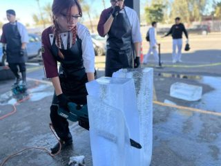 Damos por inaugurada la temporada Arte en Hielo 2026 🧊🦅 con nuestra Rapaces de Gastronomía, campus Mexicali. 

#ArteEnHielo #RapacesEnAcción