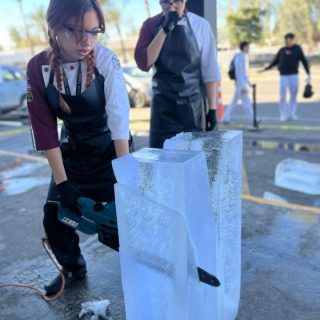 Damos por inaugurada la temporada Arte en Hielo 2026 🧊🦅 con nuestra Rapaces de Gastronomía, campus Mexicali. 

#ArteEnHielo #RapacesEnAcción