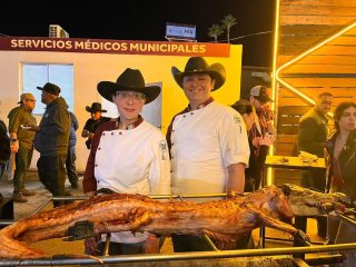 🦅 #RapacesEnAcción
🔥 Universidad Vizcaya de las Américas – Campus Mexicali presente en A la Parrilla Fest! 🔥

Nuestros estudiantes de Gastronomía demostraron talento, actitud y puro nivel en cada preparación, junto a los Maestros Parrilleros Mario Armenta y Justo Alán Buenrostro. 👨‍🍳🔥

Gracias a todos por apoyar y disfrutar el trabajo de nuestros futuros chefs. 🦅
En Vizcaya, el talento siempre se siente dentro y fuera de la cocina.