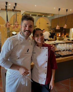 En Universidad Vizcaya de las Américas celebramos los logros que cruzan fronteras. 🌍

Felicitamos a nuestra Rapaz Angie Melissa Zavala, estudiante de Campus Tepic 🦅quien realiza sus prácticas profesionales en Valdelvira, restaurante de alta cocina en Baeza reconocido con 1 estrella Michelin y 2 Soles Repsol. 🧑🏻‍🍳

Su talento y dedicación son ejemplo del profesionalismo que formamos en Vizcaya.
🦅 ¡Orgullo que trasciende fronteras!

#OrgulloVizcaya #RapacesEnAcción